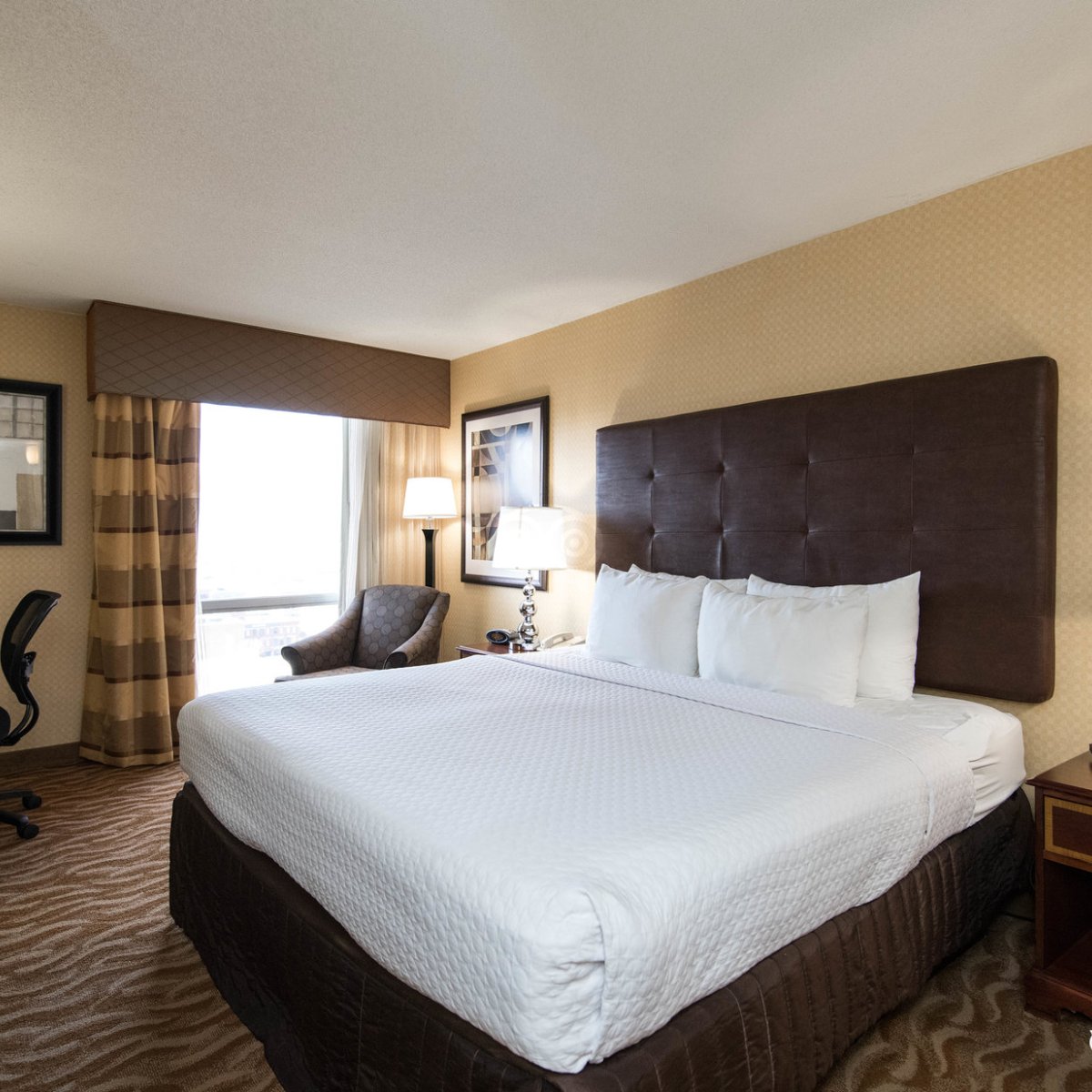 TheCrowneDallas's tweet photo. The only catch with our cozy rooms is that they're so comfortable you won't want to leave them! #CrownePlazaHotel https://t.co/EIciGRGRXa