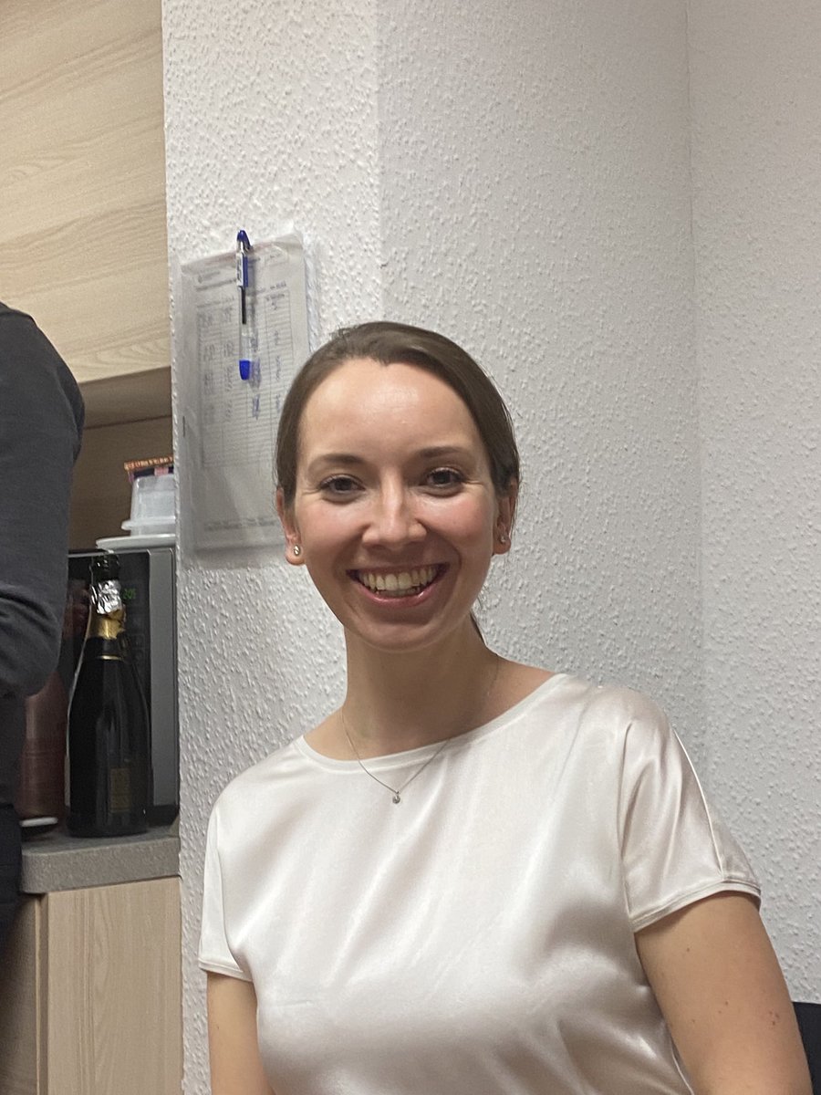 chr_reinhardt's tweet photo. Ganz, ganz herzlichen Glückwunsch an Frau Dr. Rautenberg, die nun Frau Privatdozentin Dr. Rautenberg ist. Großartige Leistung und ganz starker Vortrag! Rock on! ⁦@unidue⁩ ⁦@MedEssen⁩ https://t.co/RFIrUUk4fa
