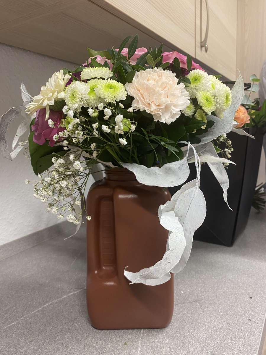 chr_reinhardt's tweet photo. Ganz, ganz herzlichen Glückwunsch an Frau Dr. Rautenberg, die nun Frau Privatdozentin Dr. Rautenberg ist. Großartige Leistung und ganz starker Vortrag! Rock on! ⁦@unidue⁩ ⁦@MedEssen⁩ https://t.co/RFIrUUk4fa
