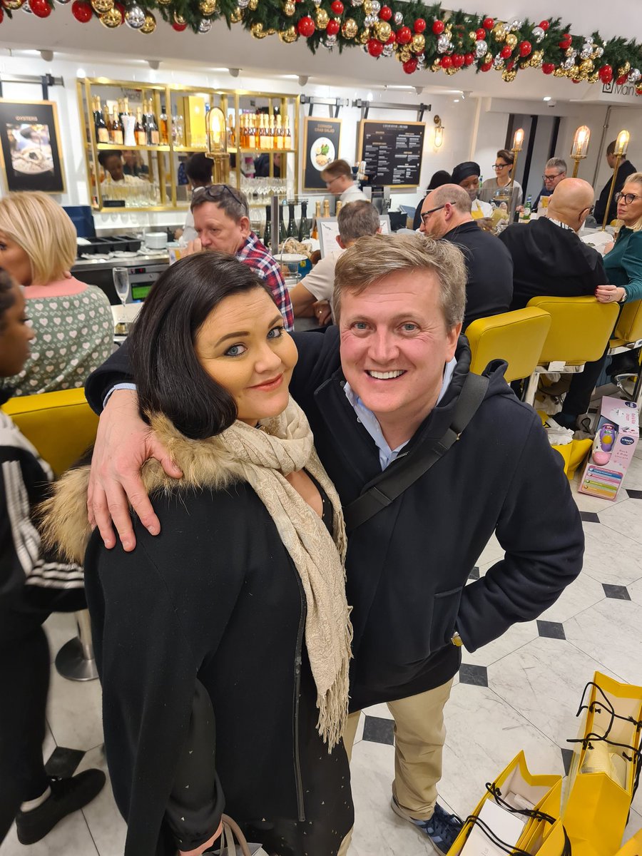 Do you wanna build a snowman! <a href="/realaled/">Aled Jones</a> #Christmas at <a href="/Selfridges/">Selfridges</a>