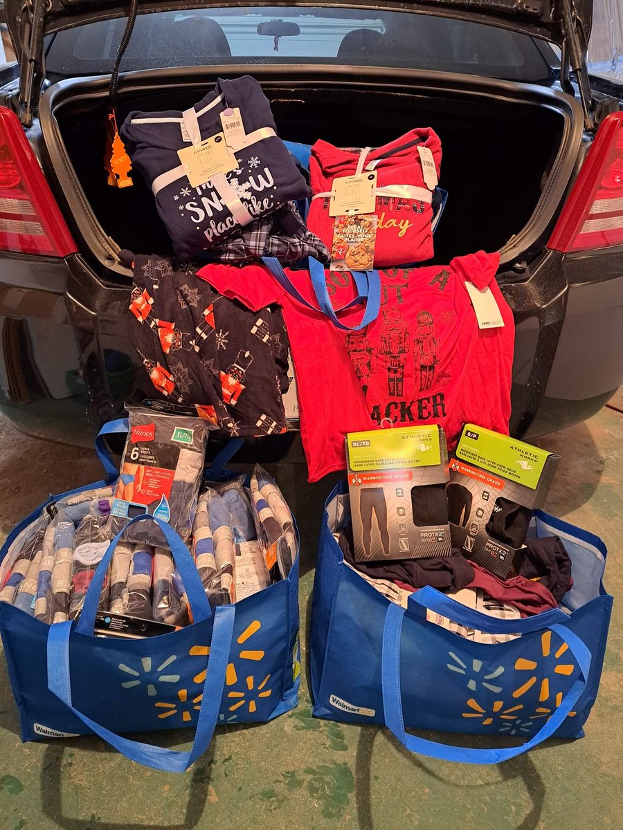sasktelpioneers's tweet image. #Yorkton #SaskTelPioneers donate $1500 and purchased items for Bruno's Place homeless shelter in Yorkton.👏🎁🌲
#makingadifferenceinourcommunity