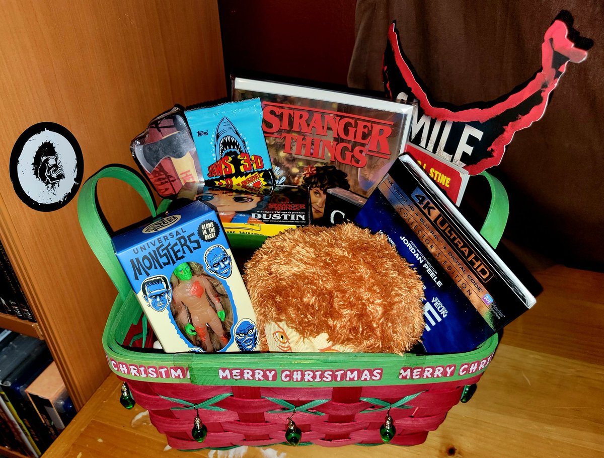 I've loaded up a Christmas gift basket with a whole bunch of horror goodies - more included that's not pictured! - and I'd like to send it out to someone. To throw your name in the running, all you have to do is FOLLOW ME and RT THIS TWEET. US only! 🎅