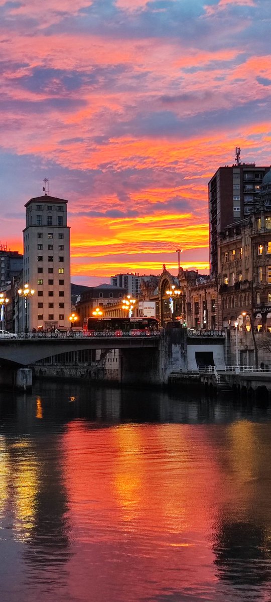 Bilbo polit eta bero honek badu sorpresarako tartea; lepo, sutan, Olentzero noiz etorriko, jendea labur bada ere, gelditzeko eta argazkitan jartzeko ahalmena du. 

Eguberri on, ondo pasa eta 2023 hobe bat opa dizuet 🫂😘🌲🎁☃️