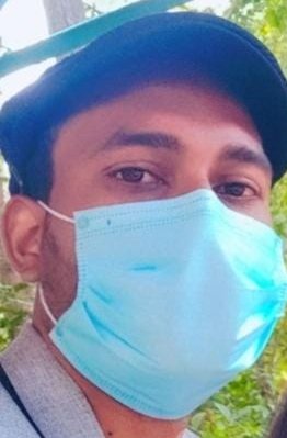 बस मिट जाते हैं लोग तमन्ना लिए, चल पूरी हो जाए मिटाते हैं खुद को।