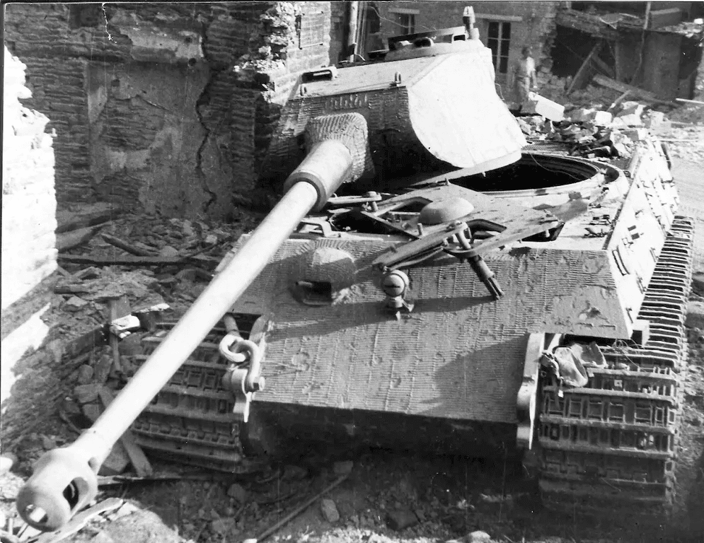 The British first noticed that they were facing a new type of Tiger tank in September of 1944. Like the original Tiger, the new tank had formidable frontal armour, but an analysis revealed plenty of weaknesses. #tanks #history #WW2

tankarchives.ca/2022/12/all-ki…