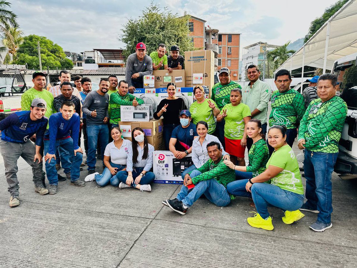 LizetteTapiaC's tweet photo. Qué bonito es iniciar el día con tan buena vibra, diviértanse mucho en su posada vecinos. 🪅
#VisitandoAndo #ServiciosPúblicos 🚛🧹 https://t.co/PPsJRKSLoH