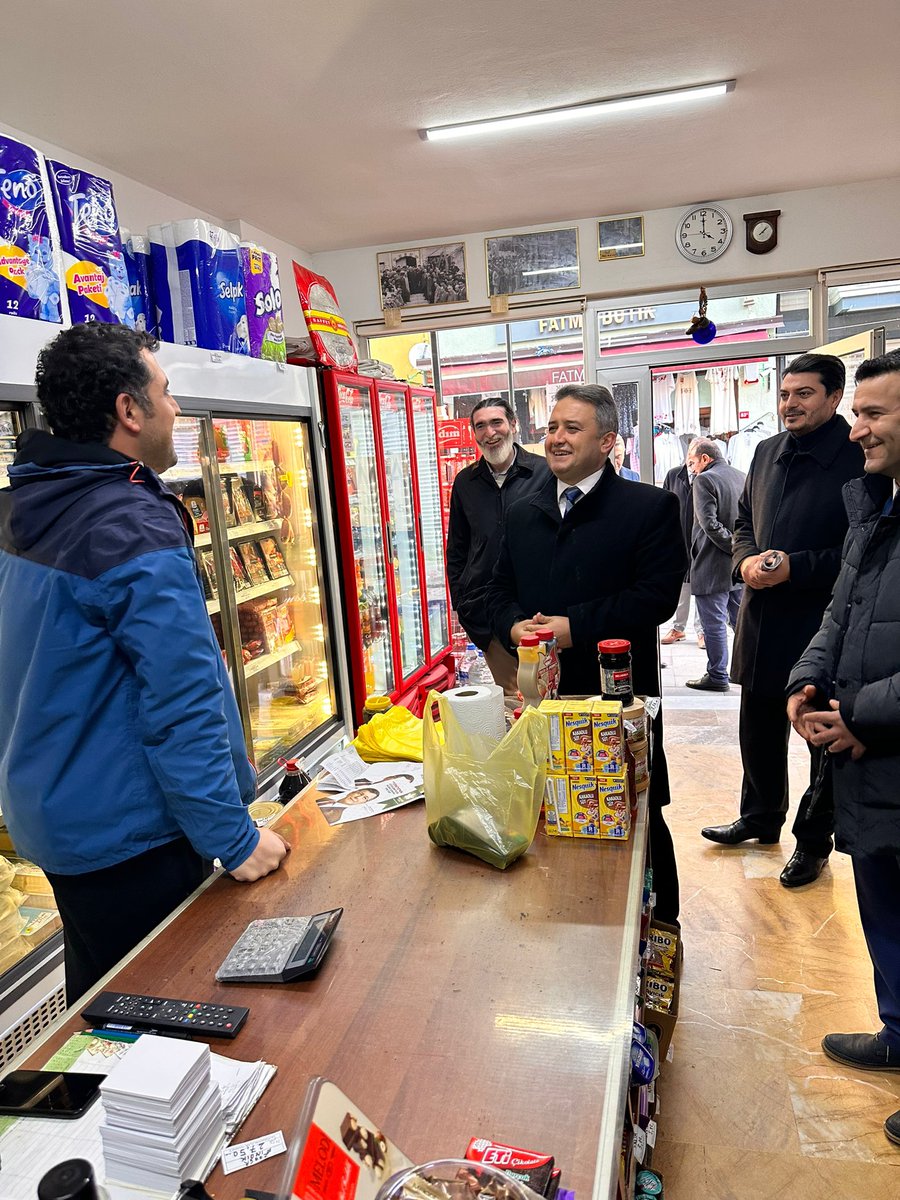 Şile’de Üsküdar Caddesi Esnafımıza selam verdik. Esnaf kan ağlıyor❗️

Esnafın ağzından önemli notlar;👇

✅Bir tane gripin ilacının fiyatı olmuş 14TL,
✅Emekli maaşımızdan dükkana takviye yapıyoruz,
✅Evlenmeyi düşünemiyorum; “nasıl geçineceğiz?”

En önemli not;O SANDIK GELECEK❗️