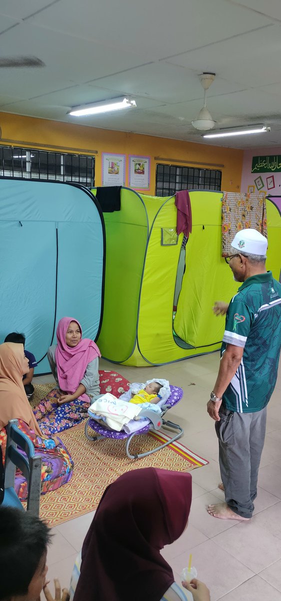 putaran_99's tweet photo. Sebahagian dari sesi lawatan petang : @DungunTrg
MP Dungun @ustazwanhassan bersama YB @DunRantau cikgu alias, melawat penduduk kawasan pulau serai yg di tempat kan di 2 sekolah! https://t.co/dQPrl40dh8