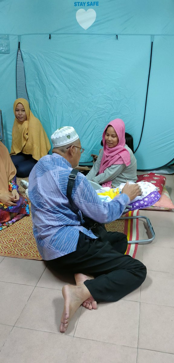 putaran_99's tweet photo. Sebahagian dari sesi lawatan petang : @DungunTrg
MP Dungun @ustazwanhassan bersama YB @DunRantau cikgu alias, melawat penduduk kawasan pulau serai yg di tempat kan di 2 sekolah! https://t.co/dQPrl40dh8