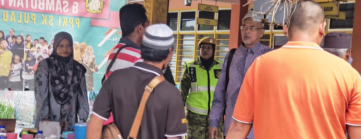 putaran_99's tweet photo. Sebahagian dari sesi lawatan petang : @DungunTrg
MP Dungun @ustazwanhassan bersama YB @DunRantau cikgu alias, melawat penduduk kawasan pulau serai yg di tempat kan di 2 sekolah! https://t.co/dQPrl40dh8