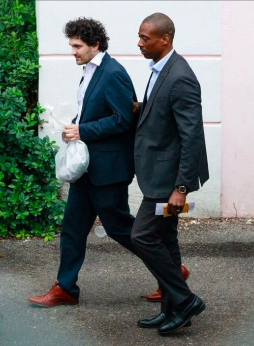 RandsonHb_bv's tweet photo. Samuel Bankman Fried, founder of the bankrupt cryptocurrency exchange #FTX, has been extradited to the United States from the Bahamas.
 He was one of the richest names in the world until a few months ago. #ETH #Solana #BTCUSDT https://t.co/hftdZGl9Ta