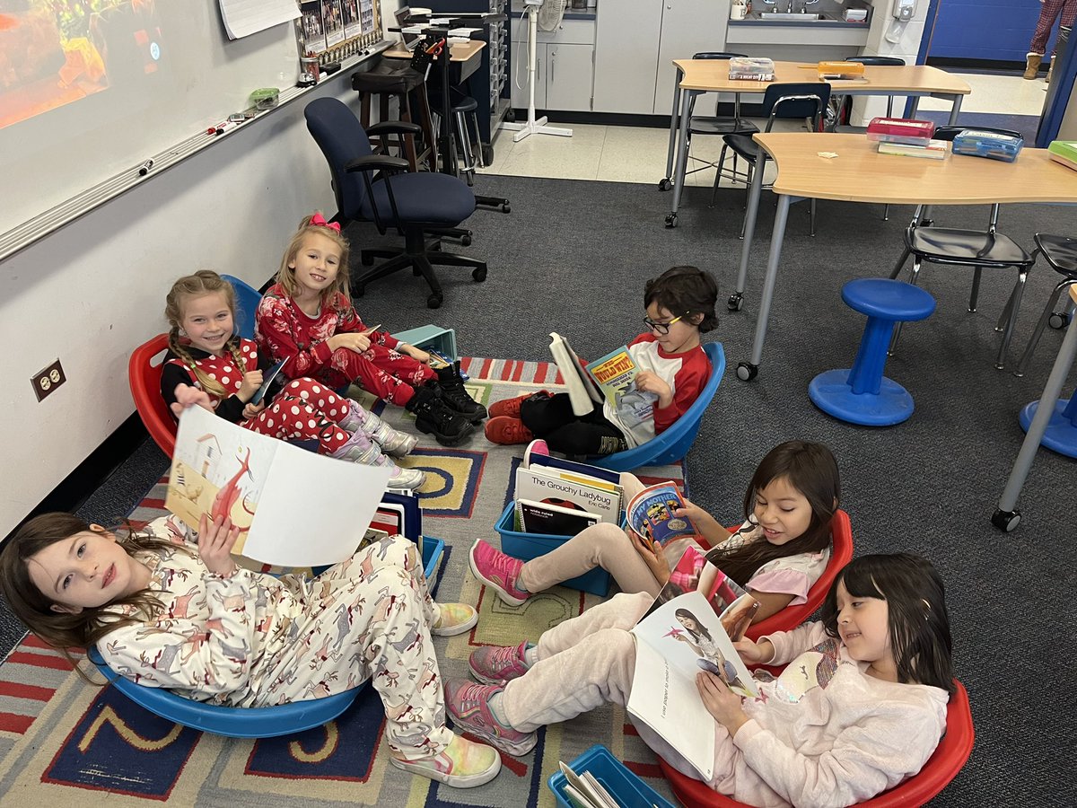 saraborn3's tweet photo. Loved seeing my old friends and meeting some new friends #readaround #ivyhillleague https://t.co/ytgJxKVLZE
