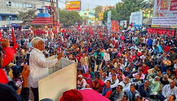 অযথা ফুটেজ খাইয়ে মেজ'কা আর ভাইপোর মধ্যে মিডিয়া যত ডুয়েল বানাবার চেষ্টা করছে, বামেদের মিছিল-মিটিং গুলোতে মানুষের ভিড় তত বাড়ছে!😇
গতকাল পশ্চিম মেদিনীপুরে সুশান্ত ঘোষ আর বর্ধমানের কাঁকসায় মীনাক্ষী মুখার্জ্জীর পর আজ নদীয়া জেলাসদরে সুজন চক্রবর্ত্তী।
মিডিয়া দেখাবে না,তাই দিলাম।