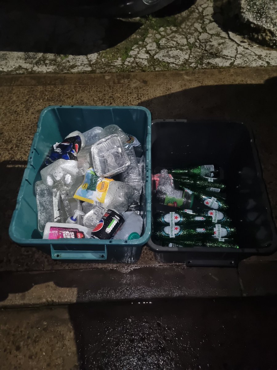 traceylsteve's tweet photo. @BristolCouncil @BristolWaste I have report an no collection of my two bins......Still not be collected after two days.....what a joke....sort it out please.. https://t.co/9EzWK3KyPs