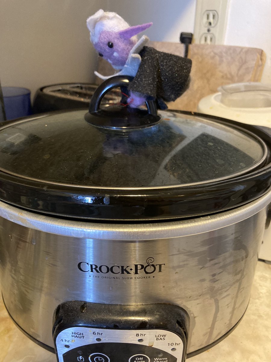 piratethextine's tweet photo. it’s getting cold out, which means it’s soup sea— ESSEK, NO.
#smolessekventures #shadowbean #soupheist #Essek #EssekThelyss #CriticalRole https://t.co/qnAVDoGbMc