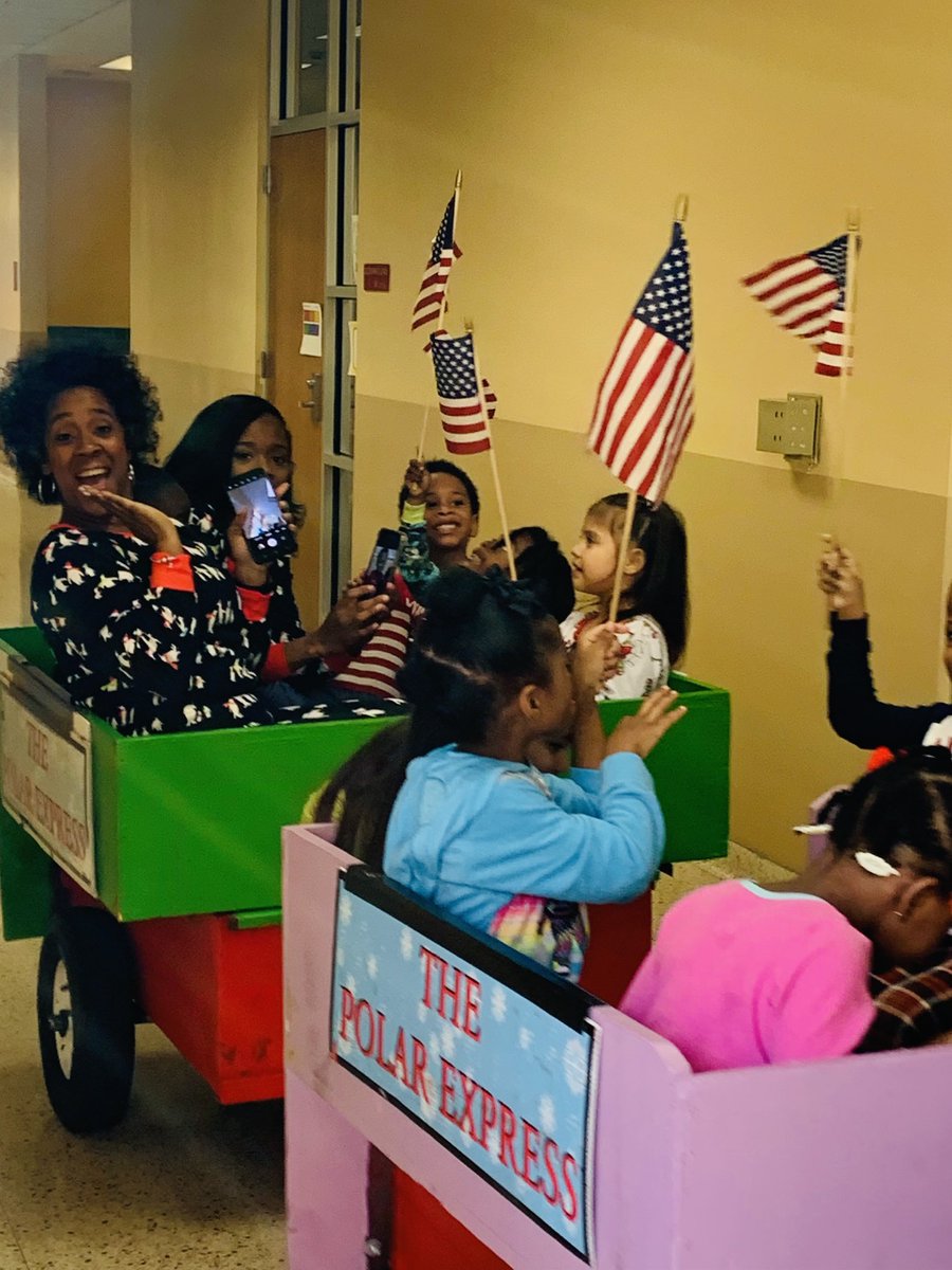 The Polar Express was at the Hive. I am not sure if the student’s or their teacher’s had more fun ⁦<a href="/HighlandHtsES/">Highland Heights ES</a>⁩ ⁦<a href="/BMcKinney83/">Bettina McKinney</a>⁩ @HISD_Wraparound⁩ ⁦@TeamHISD⁩ . Thanks Mr. Keith for making this possible.