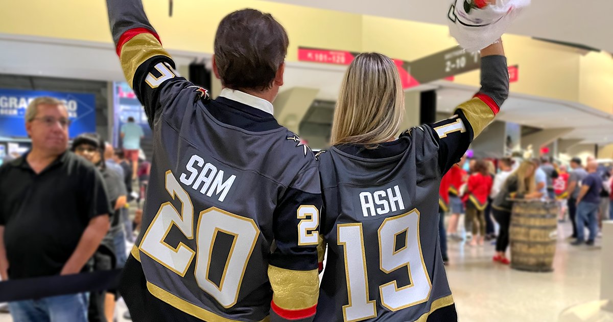 samandashlaw's tweet photo. If you want two tickets to the @GoldenKnights game tomorrow:
🎄 Follow us
🎄 Comment your favorite holiday song
🎄 BONUS POINTS if you tell us your least favorite &amp; why

#VegasBorn #HappyHolidays2022 https://t.co/Js7mVnhs4B