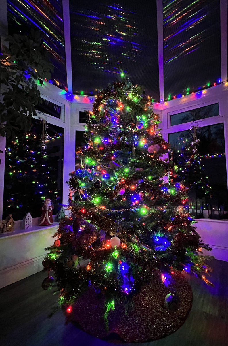 Kernow_Life's tweet photo. Hi Katie,as promised once the main #ChristmasTree was up I’d post images of the wonderful #handpainted #bauble complete with @ntmichaelsmount & my lovely #wife @mybordercollie with our #bordercollies Lila & Flynn .it’s absolutely beautiful. Thank you so much. #MerryChristmas https://t.co/fdSwdVVS9q