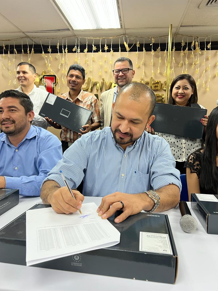 Entregamos 300 computadoras a los  tutores del programa “Inglés para un futuro mejor".
Gracias al Ministro de <a href="/EducacionSV/">Ministerio de Educación</a> <a href="/JMauricioPineda/">José Mauricio Pineda R.</a>, seguiremos formando a más de 3 mil estudiantes de bachillerato.
Los esperamos pronto en <a href="/EduSuperiorSv/">Educación Superior SV</a> en las nuevas carreras full inglés.