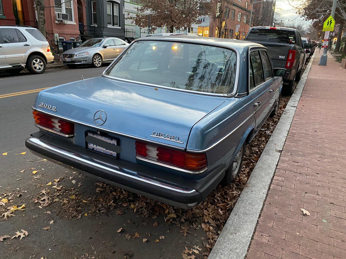 Mercedes Benz 300D W123 spotted in Cardozo, DC. These last. 📷by MobilKlasik #W123 #mercedesbenzclassic