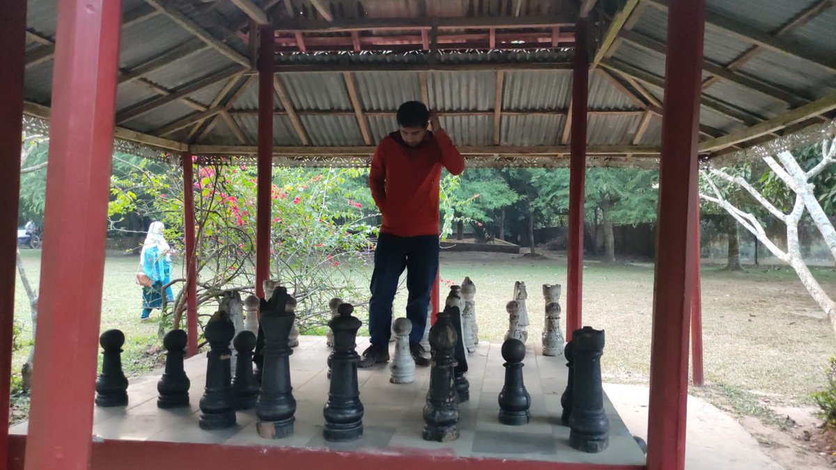 kbkhan91's tweet image. I just realized I made a blunder! #chess #giantchessboard #blunder #nuhashpalli #Bangladesh