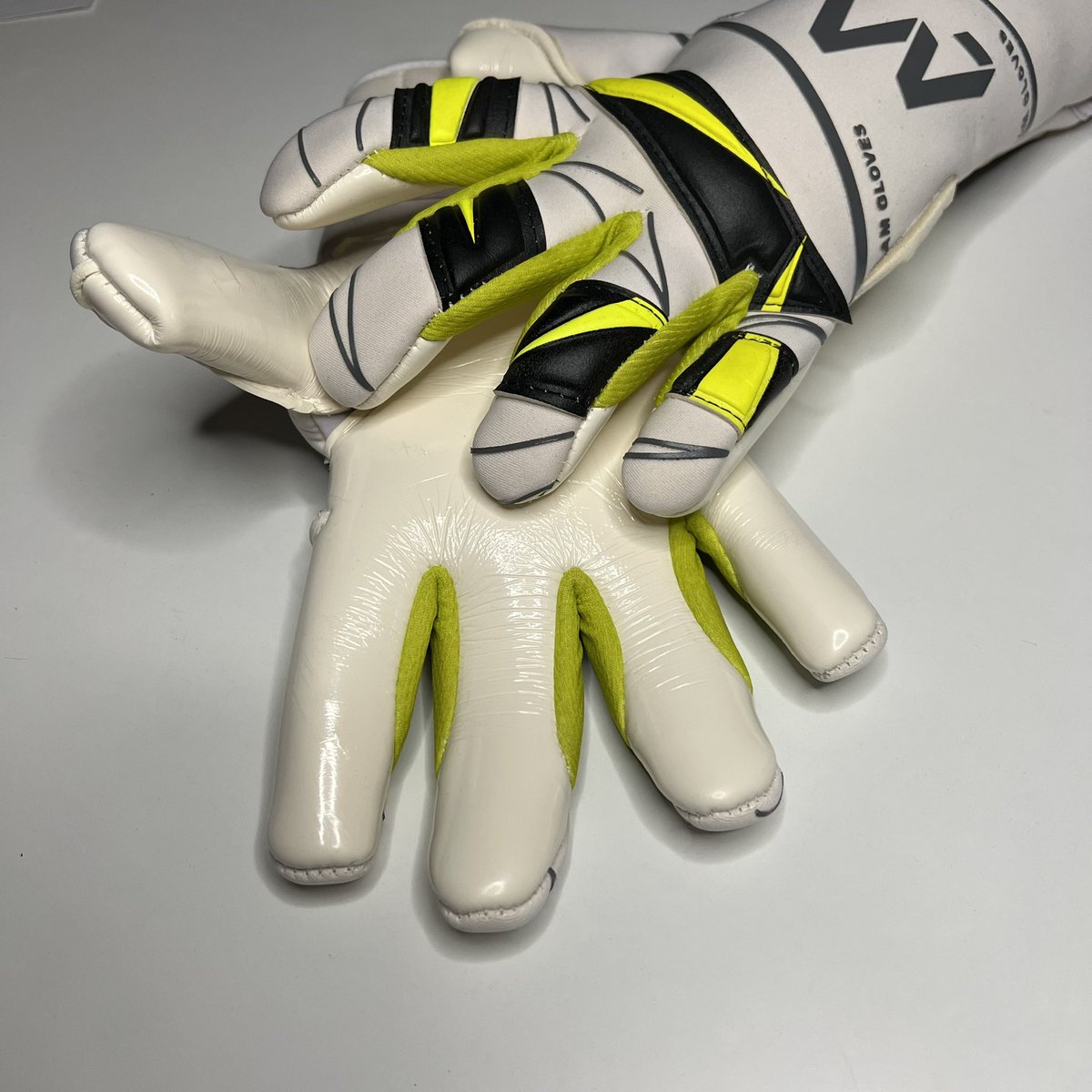 AMGoalkeeperTr1's tweet photo. • Introducing our new model AM FUUSIO - X Special Edition 🧤.
➡️ https://t.co/YbcaWpPNZz
#️⃣ #forbetterkeepers
#goalkeeping #goalkeepers #goalkeepergloves #soccer #football #goalkeepertraining https://t.co/fgL9DIZ3gk