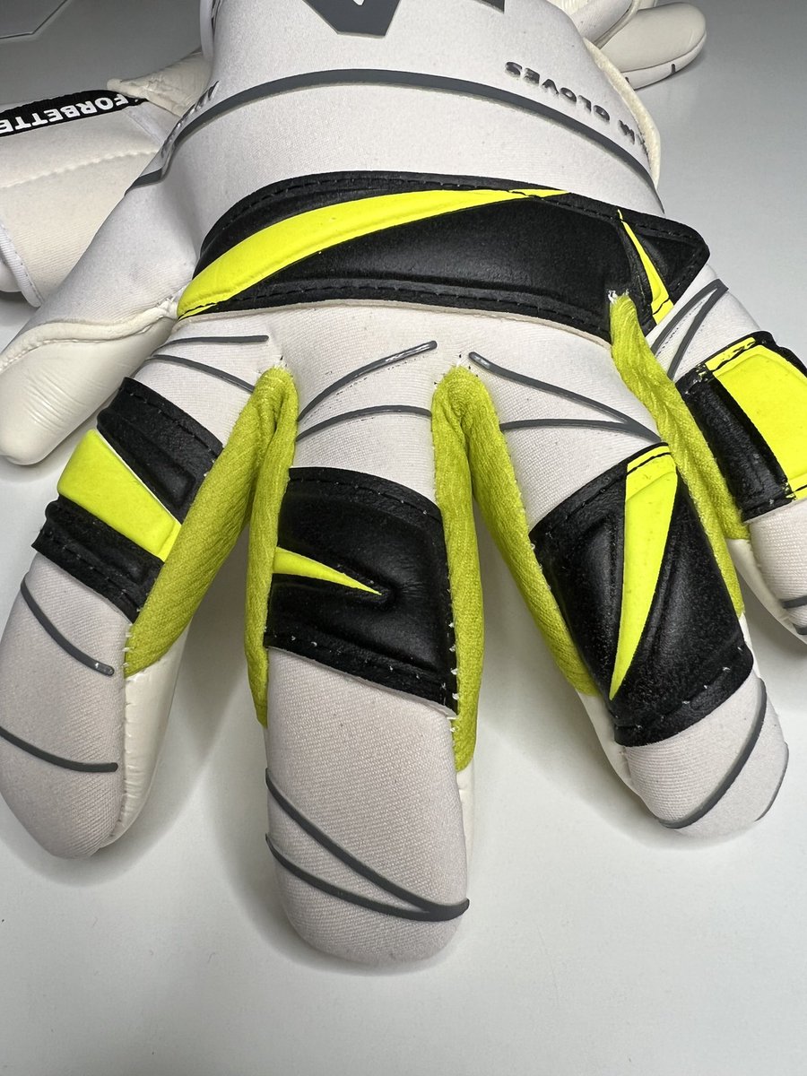 AMGoalkeeperTr1's tweet photo. • Introducing our new model AM FUUSIO - X Special Edition 🧤.
➡️ https://t.co/YbcaWpPNZz
#️⃣ #forbetterkeepers
#goalkeeping #goalkeepers #goalkeepergloves #soccer #football #goalkeepertraining https://t.co/fgL9DIZ3gk