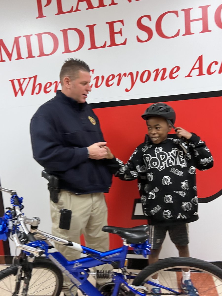SUPT_SALINA's tweet photo. 🚓 P.O.P Officer Luthy of the @nassaucountypd 7th Precinct paid a visit to our Middle School this morning, where he awarded a 6th-grade Plainedge Middle School student a bike and helmet for the holidays!
#WeArePlainedge #PlainedgeProud #PlainedgeStrong #LongIsland #publiced https://t.co/69BfppFmna
