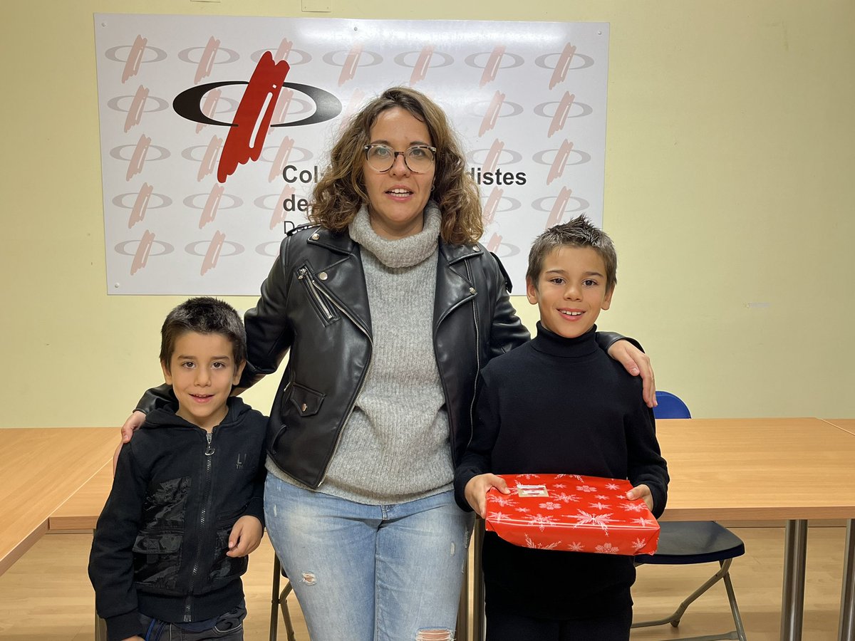 La presidenta del CPC #Lleida <a href="/lau_periodista/">Laura Alcalde</a> fa entrega del seu premi al Jan Martin Visa, guanyador del XI Concurs Dibuix de Nadal