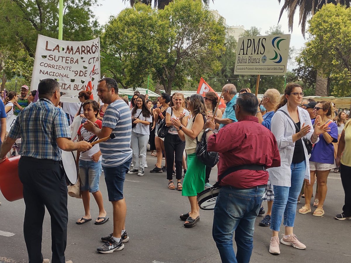 ApmsBahia's tweet photo. #PARO72HS Concentración frente a la Municipalidad y movilización junto a CTA, SUTEBA y ADUNS. https://t.co/00gXfacOkw