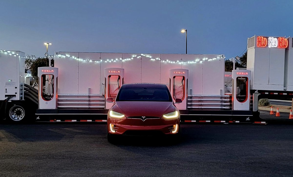 TeslaCharging's tweet photo. Happy holidays from the Tesla Charging team!🎄💫⚡️ https://t.co/BhO4Dp7YEc