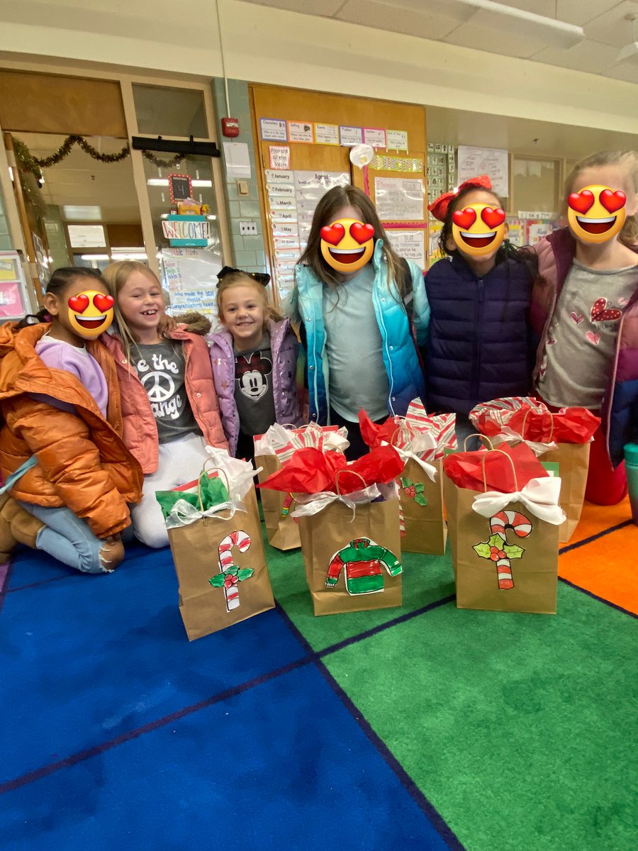 1stgradeMsWaugh's tweet photo. so much joy and holiday magic in #room106 this week 💕 the greatest gift we have each other! ✨ @HarfordHills https://t.co/Z9QEHe5IDk