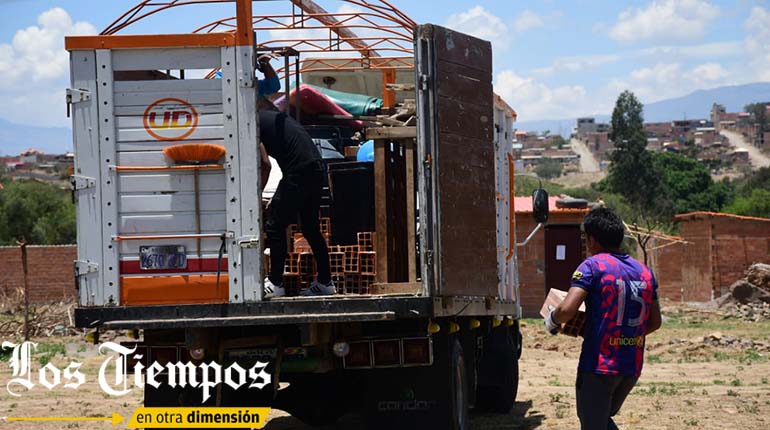 LosTiemposBol's tweet photo. #LTahora #Cochabamba El Instituto Nacional de Reforma Agraria (INRA), junto a más de 200 policías, procedió este miércoles a notificar a los avasalladores de la Hacienda Canelas, en Arbieto, para proceder al desalojo de estos predios. 👉https://t.co/MRRMwV7r7F
📸Carlos López/LT https://t.co/TGRjQy0DtB