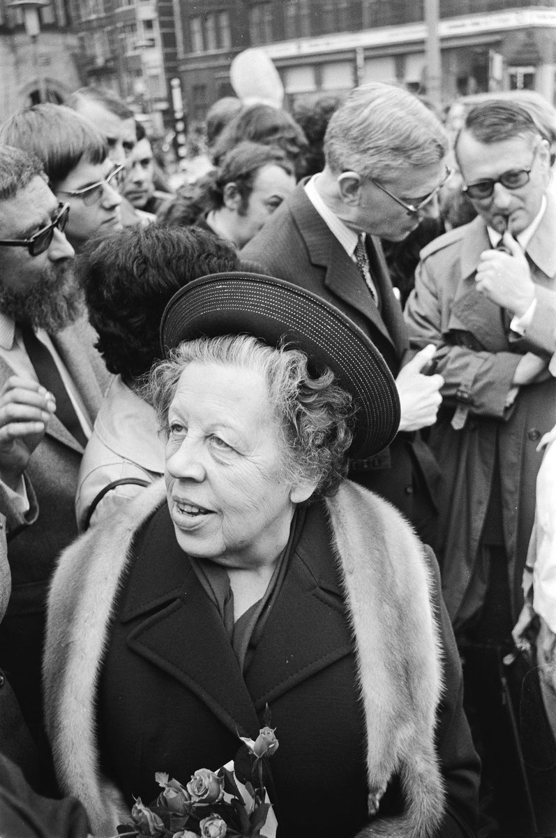 janhdevries's tweet image. Als ik ⁦@lientje1967⁩ in haar kersttrui zie staan dan kan ik hevig terugverlangen naar dit beeld