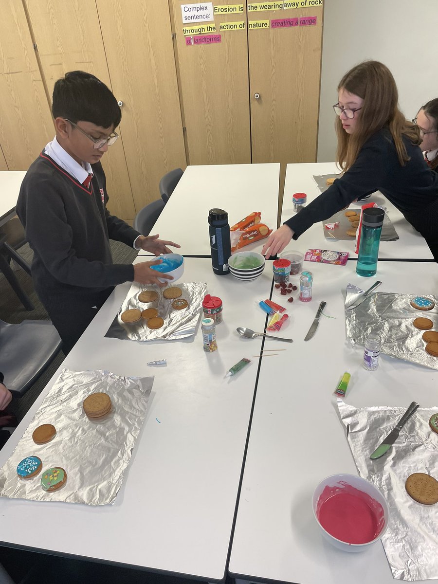 Eco club had a lovely final session before Christmas decorating biscuits with eco designs 🌲 Come and join us in the New Year! Thursdays after school in J119 🌎