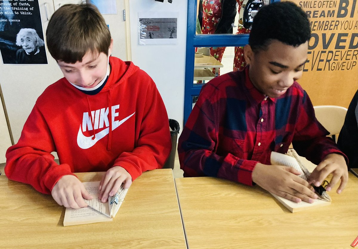 WYBulldogLSS's tweet image. Thankful for @MrsNStiger  and Ms. Lalic for helping us create the coolest Christmas presents! #wyproud