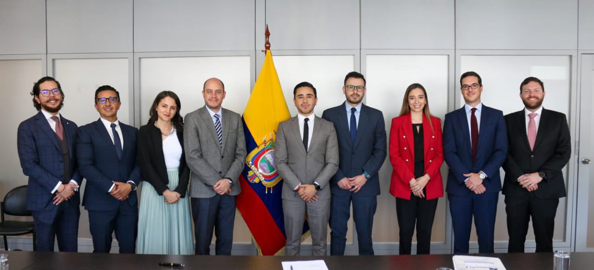 ¡$ 42 millones en nuevas inversiones✅! 

Ministro <a href="/pradojj/">Julio José Prado</a> firmó un contrato de inversión con la empresa minera canadiense🇨🇦 <a href="/SolarisResource/">Solaris Resources Inc.</a>, proyecto que generará 3000 empleos una vez iniciada la etapa de construcción en la prov. de Morona Santiago.
Más Inversión 🟰Más Empleo