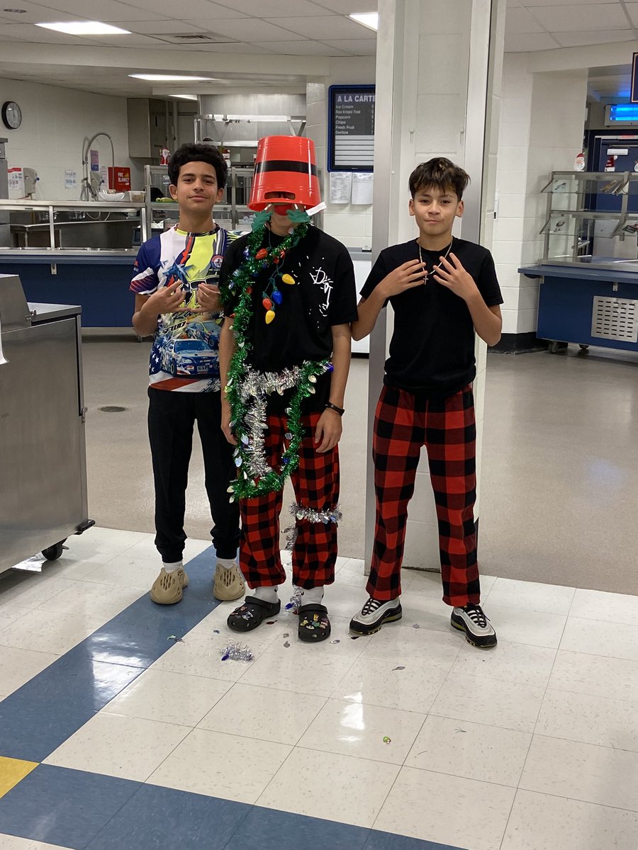 Cutecorky's tweet photo. Tree trimin times three #marticville #itsagreatdaytobeacomet #clunch https://t.co/rNXp1RdE7p