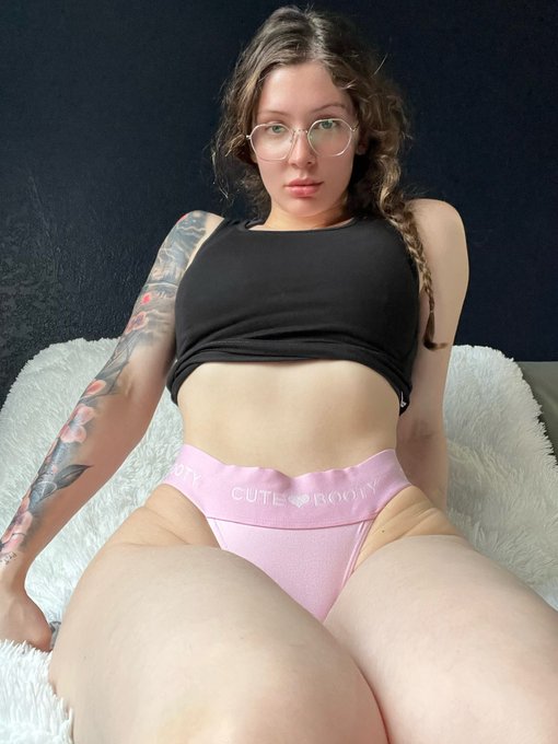 Come cuddle? It&rsquo;s snowing today ❄️💕 https://t.co/onXSsATP0p