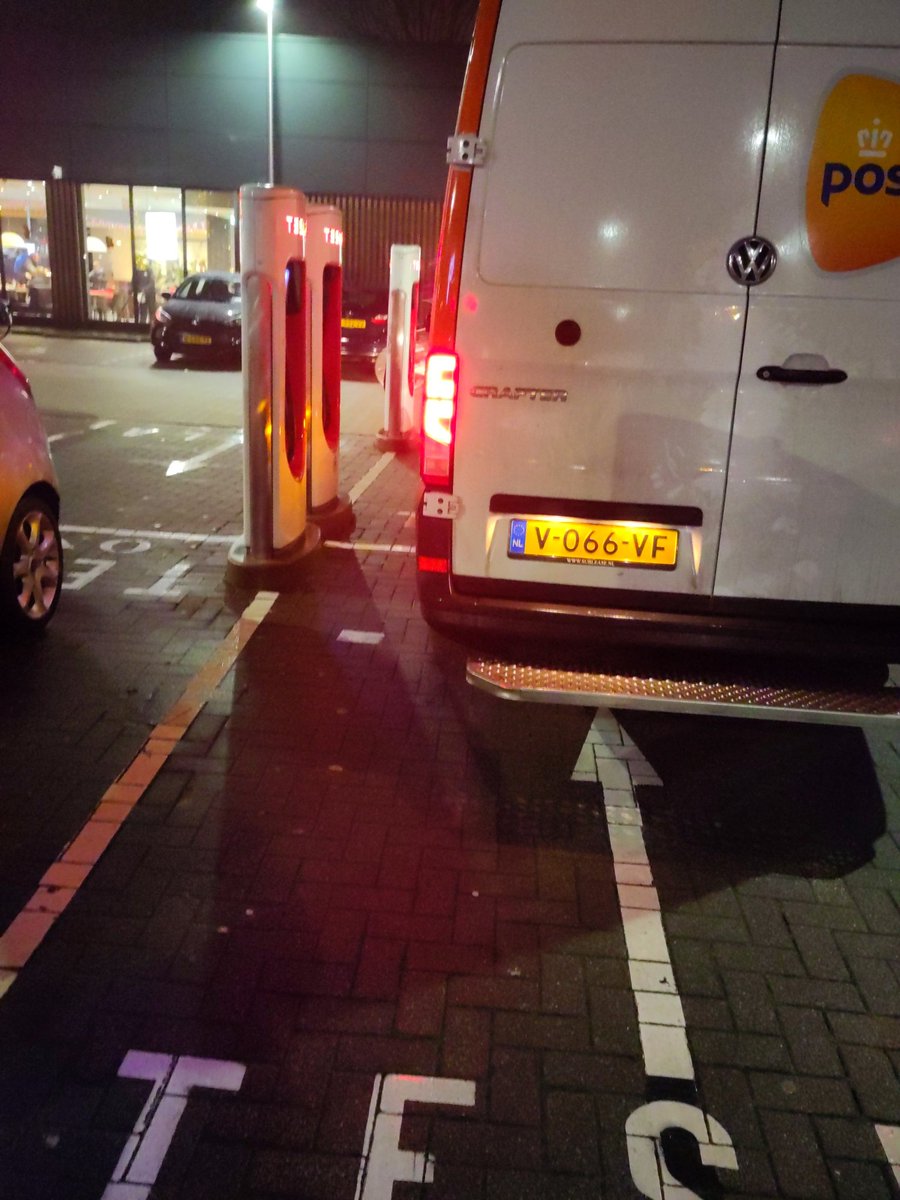 Hoi <a href="/PostNL/">PostNL</a> . Ik wil graag laden maar jullie busje staat in de weg...