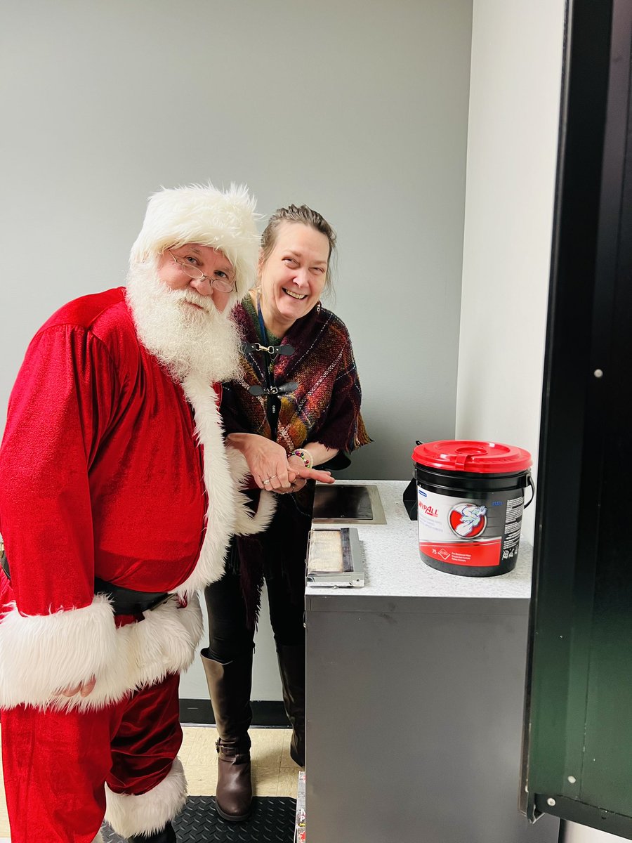 MFox_VBPD's tweet photo. Santa came to visit the officers of the First Precinct!  Stay safe and drive sober this Christmas! https://t.co/7iHzTInsDy
