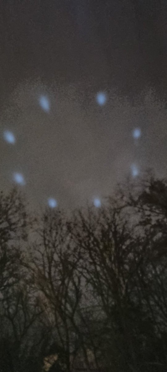 ckaef's tweet photo. Was ist das da am #Himmel über #Stuttgart ? #Aliens ? https://t.co/YFgNW7bjSY