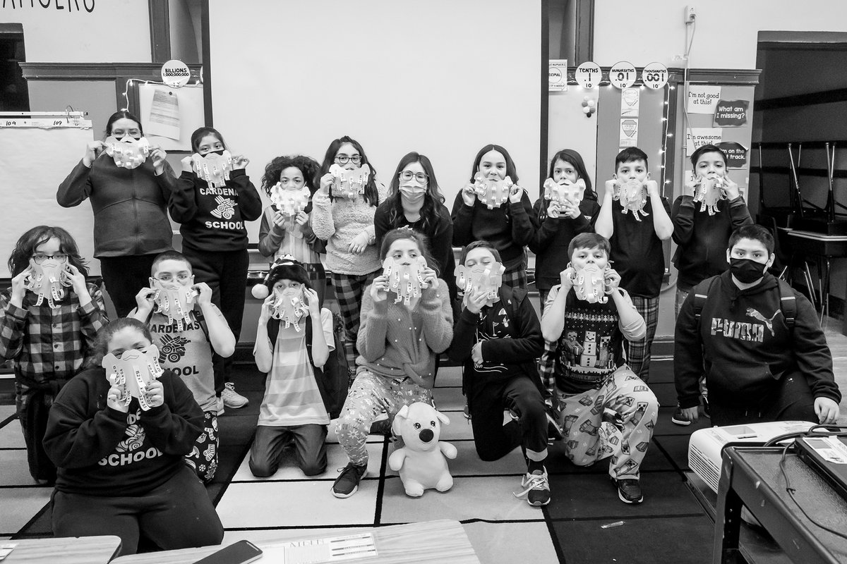 CPS_Lives's tweet photo. Happy Holidays ❤️ We're wishing all our friends and family a wonderful holiday break ☃️❄️ 

📸: Nelson Armour x Lazaro Cardenas Elementary School (2021)

#cpslives #artistresidency #chicagopublicschools #nonprofit #chicagoart #dcasegrants #chicagostudents #winterbreak https://t.co/waVb1sMuu0