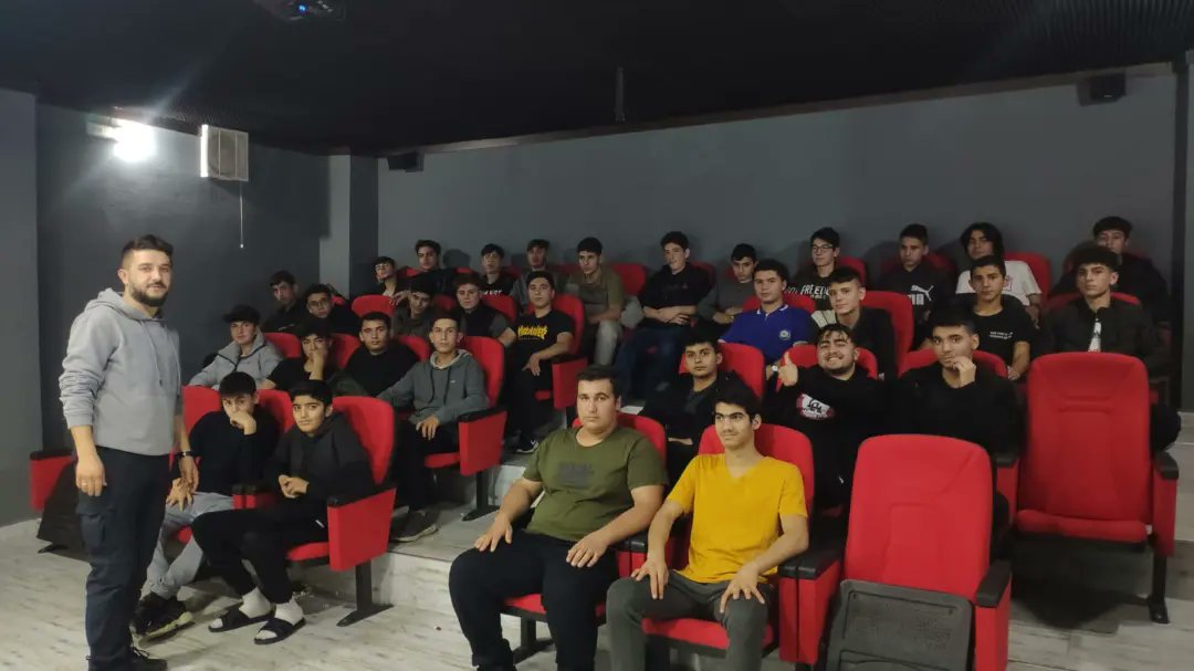 Prof.Dr.Raşit Küçük Anadolu İmam Hatip Lisesi  ögrencilerini M.Tayyib Artan kardesimizin davetlisi olarak sinema kulübümüzün sinema salonunda ağırladık,
Film izleyip patlamış mısır ikramında bulunduk...
Allah'a ve Rasulüne gönülden bağlı bir gençlik için
#GençHareketAntalya