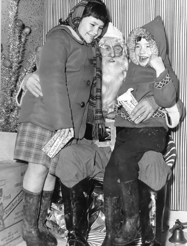 #ThrowbackThursday to a visit from Santa in 1965!
(P02226)

#MapleRidgeMuseum #MRMuseum #MRM #MapleRidge #MapleRidgeBC #HaneyCentre #BCMuseums #BCHeritage #BCHistory