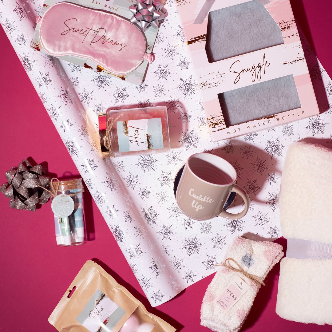 peacocks's tweet image. Who else is wrapping parcels? 🎁
pop into store for some last minute stocking fillers 😍
#stockingfillers #wrappingpresents #wrappingpaper #cristmaspresents