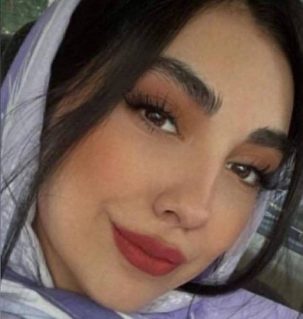 Shahinlooo's tweet photo. #نوش_آفرین_رحیمی 20 ساله  دراعتراضات تربت جام، در تاریخ 28 آبان ماه حضورداشته، با تماس مدیرمحل کارش آرایشگاه گلچهره درتربت جام در 18 آذرماه به محل مذکور مراجعه می‌کندو بعد از پنچ دقیقه نیروهای امنیتی  به محل موردنظر یورش میبرند ودستگیرش می‌کنند. 
تحت فشار برای اعتراف اجباریست https://t.co/ZDT86AvyP0
