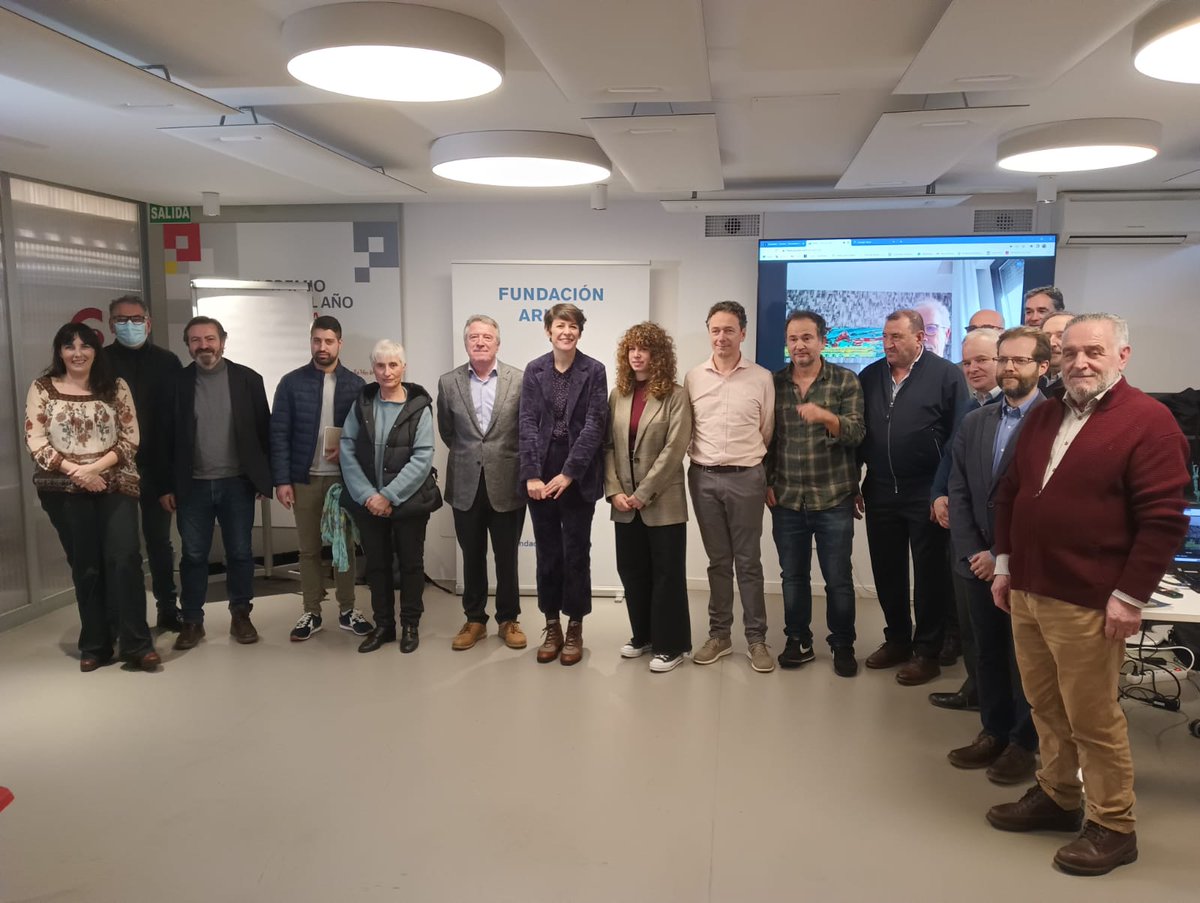 pinodegalicia's tweet photo. Esta mañá, o Padroado da Fundación Arume mantivo un encontro coa portavoz do Bng, @anaponton , que se interesou por coñecer o traballo da Fundación Arume.
Explicóuselle o labor que está desenvolvendo a Fundación como a #melloraxenética dos piñeiros ou a marca #pinodegalicia. https://t.co/uy67JtBrbg