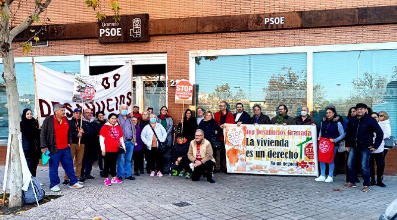 Stop Desahucios Granada 15M se concentra en la sede del PSOE y registra un documento para que se materialice una Ley de Vivienda donde se blinde el derecho a la vivienda. Campaña de las PAH a nivel estatal.