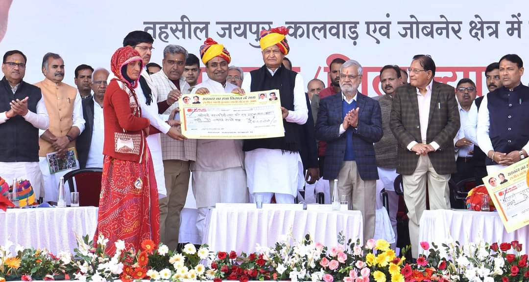 PramodBhayaINC's tweet photo. आज कंवर का बास, जयपुर में विभिन्न विकास कार्यों का शिलान्यास एवं लोकार्पण कार्यक्रम में माननीय मुख्यमंत्री श्री @ashokgehlot51 जी, विधानसभा अध्यक्ष श्री @drcpjoshi साहब एवं कैबिनेट के साथी मंत्रीगण के साथ शामिल हुआ। https://t.co/1C2vG4JYxc